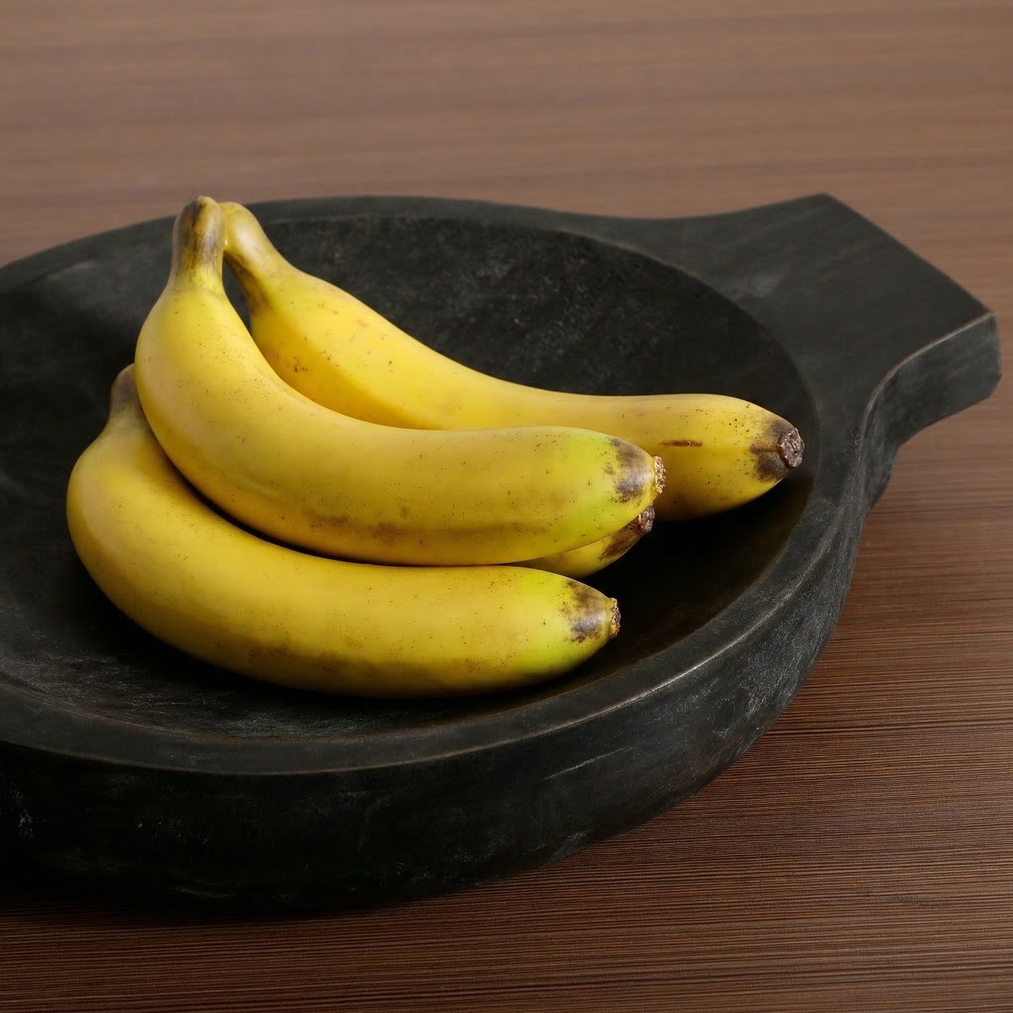 Bananes artificielles jaunes Sia Deco dans plateau noir en bois