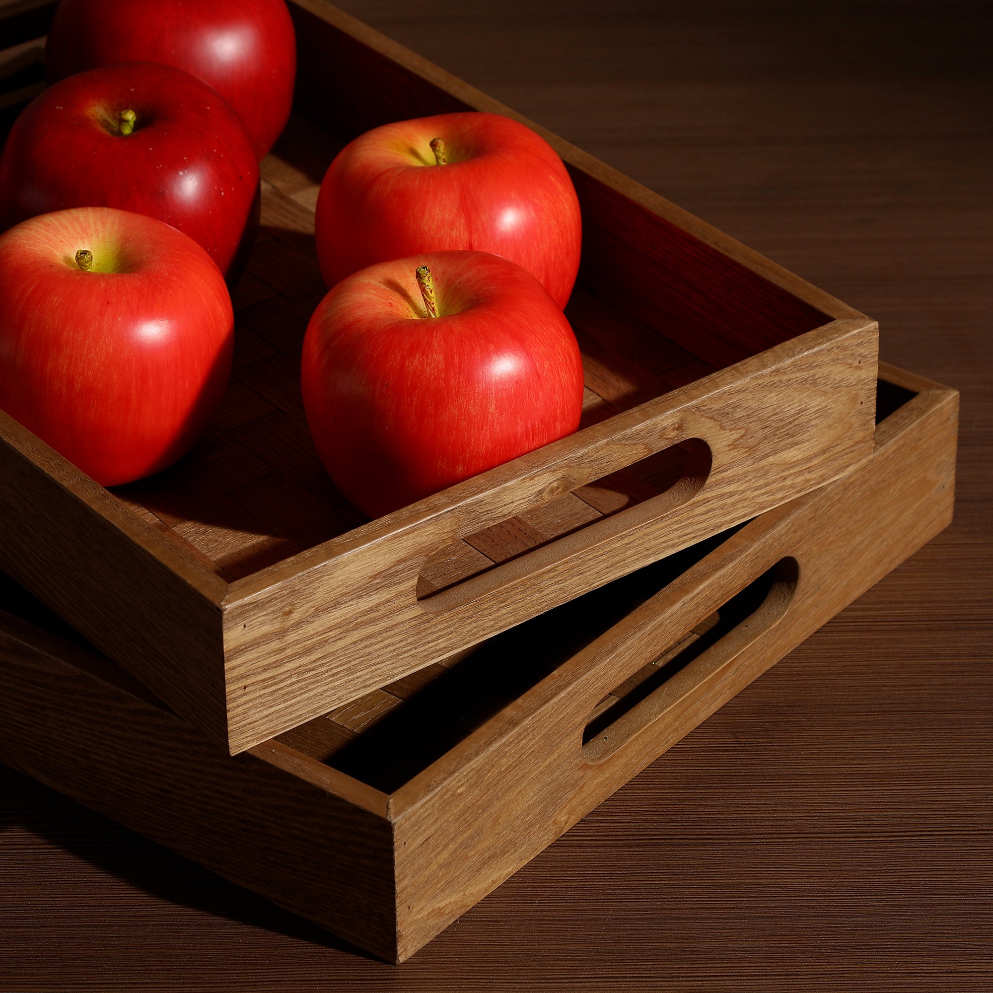 Pommes artificielles rouges Sia Deco sur des plateaux en bois