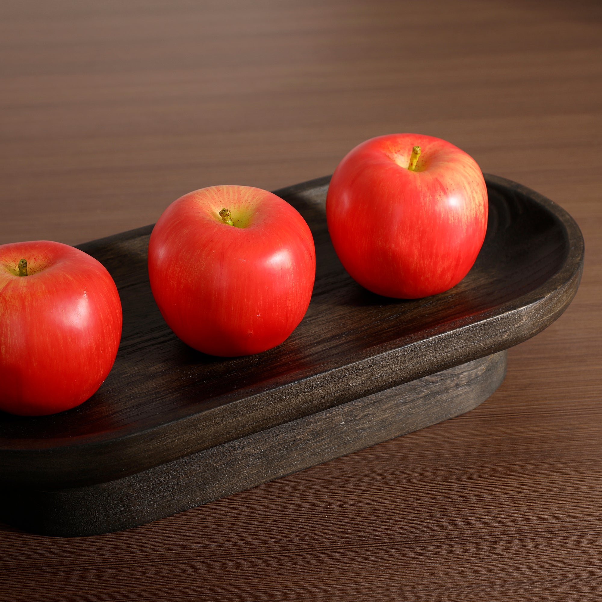 Pommes artificielles rouges et jaune foncé Sia Deco sur un plateau ovale en bois marron