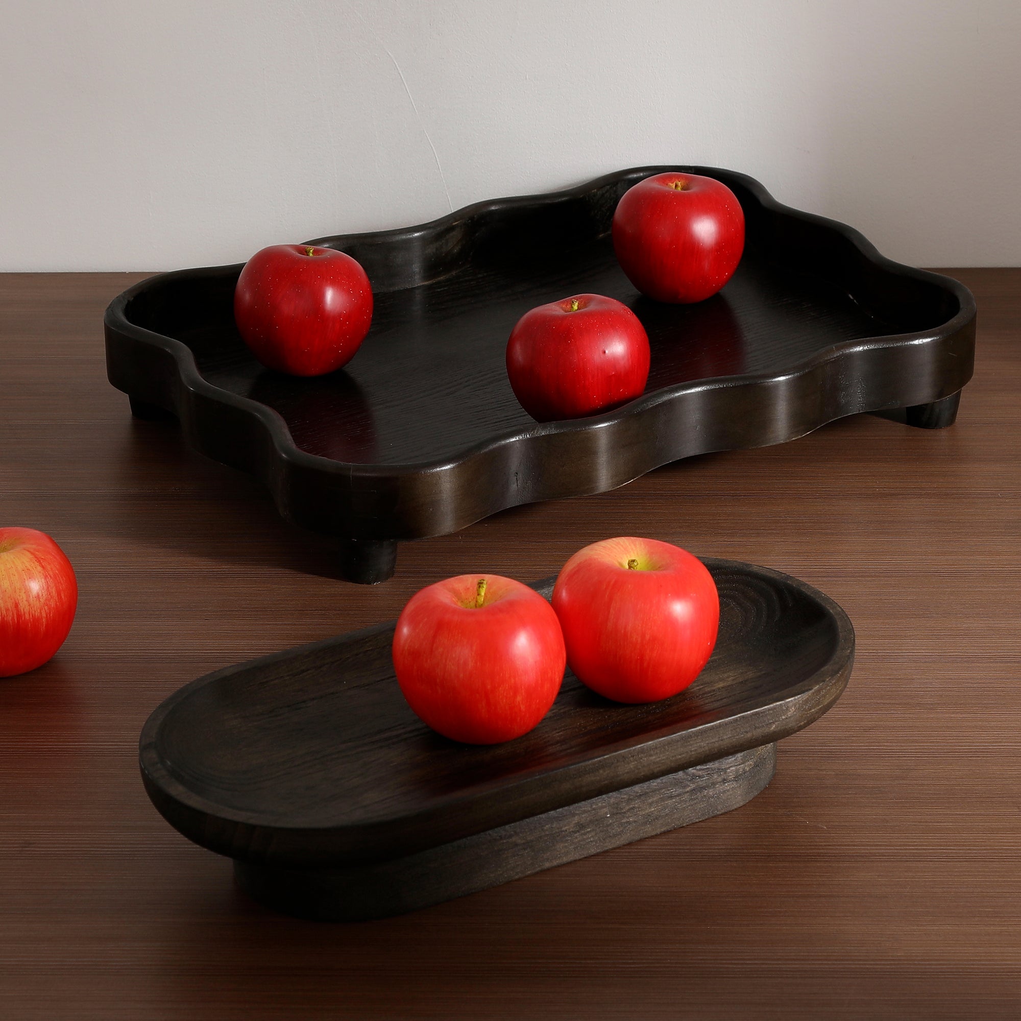 Pommes artificielles rouges Sia Deco sur des plateaux en bois