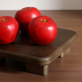 Pommes artificielles rouges foncé Sia Deco sur un plateau en bois marron