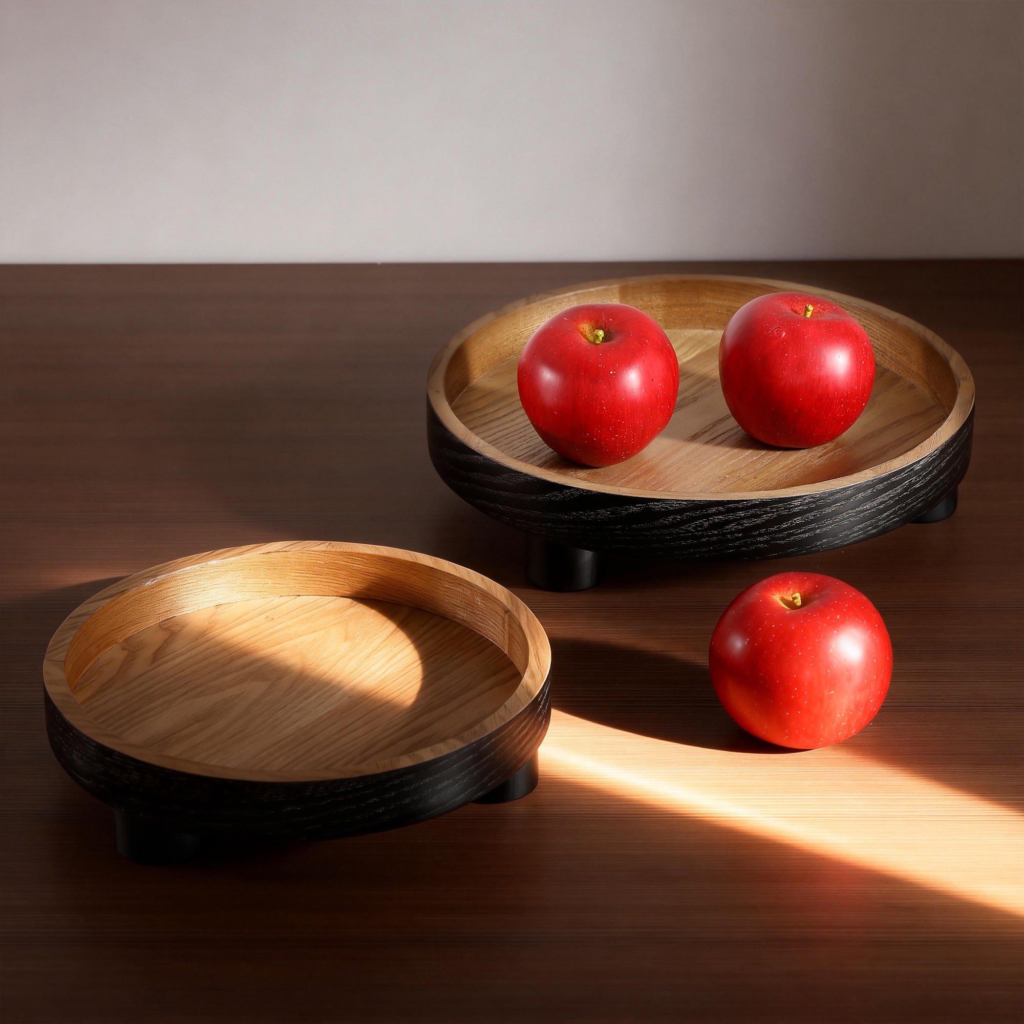 Pommes artificielles rouges foncé Sia Deco sur un plateau rond en bois