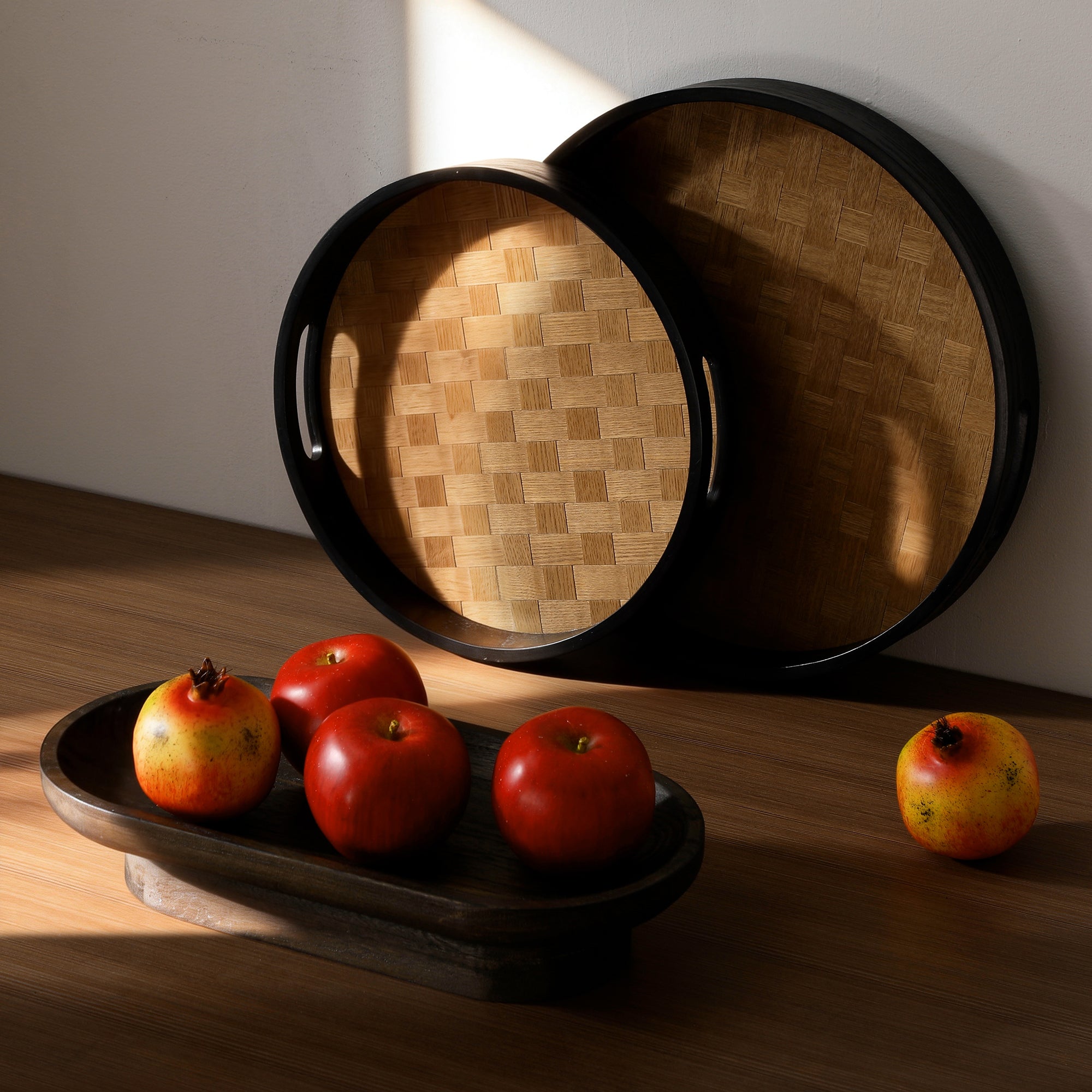 Pommes artificielles rouges Sia Deco sur des plateaux en bois