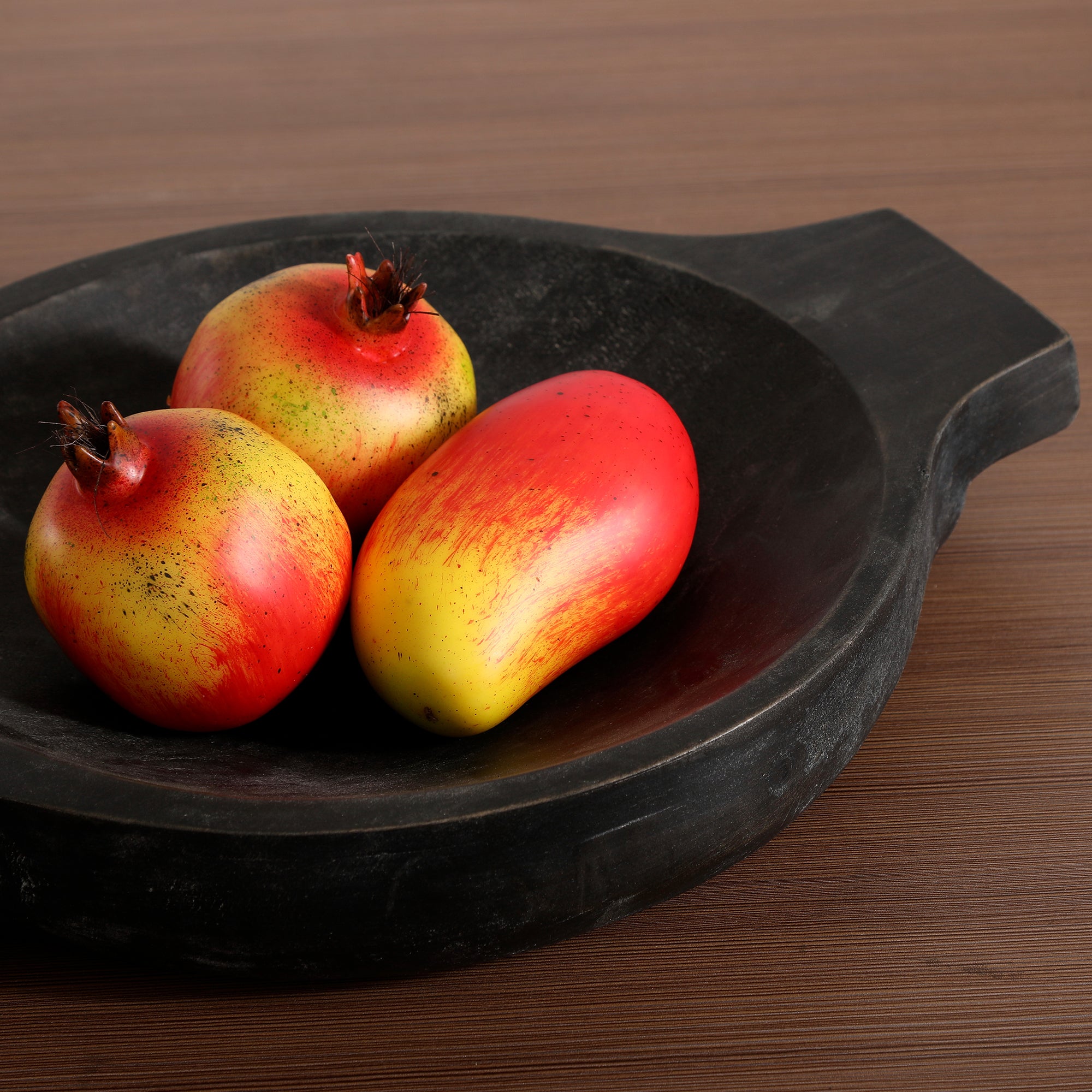 Grenades artificielles rouges et jaunes et mangue artificielle rouge et jaune Sia Deco sur plateau creux en bois noir