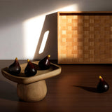 Figues artificielles couleur marron Sia Deco sur plateau surélevé en bois marron clair
