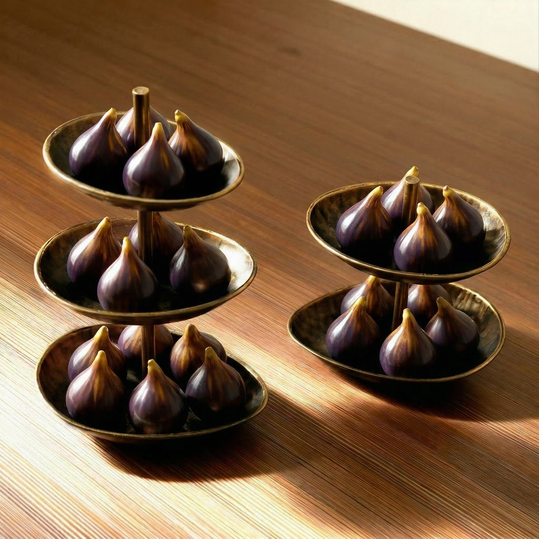 Figues artificielles Sia Deco dans présentoirs à étages en métal doré