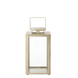 Lanterne en métal mat effet brossé doré avec anse carrée, dessus carré et plat. Avec fenêtres transparentes en verre. Structure dorée en acier inoxydable. 