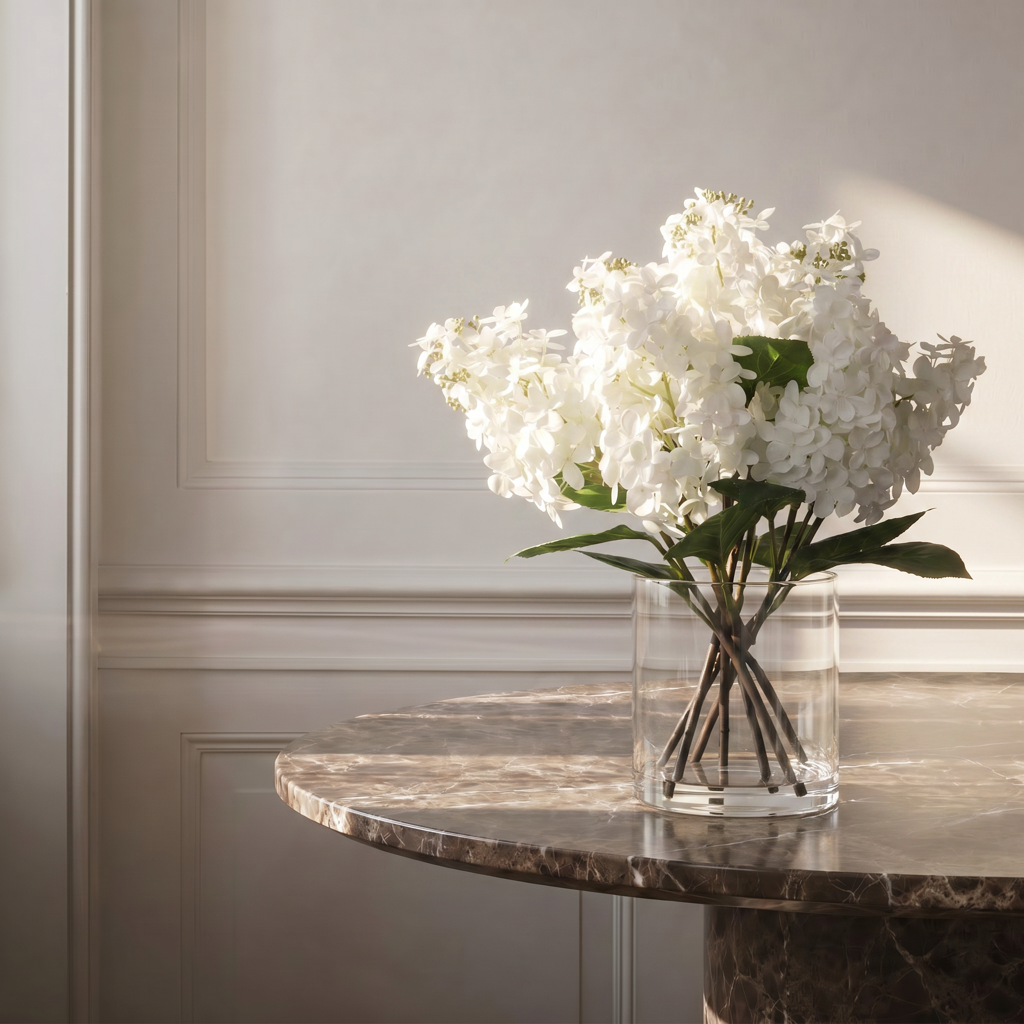 Composition d'Hydrangeas pointus en vase 55 cm