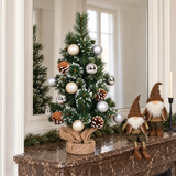Sapin de Noël décoré vert 60 cm posé sur une console en marbre dans une entrée décorée pour Noël