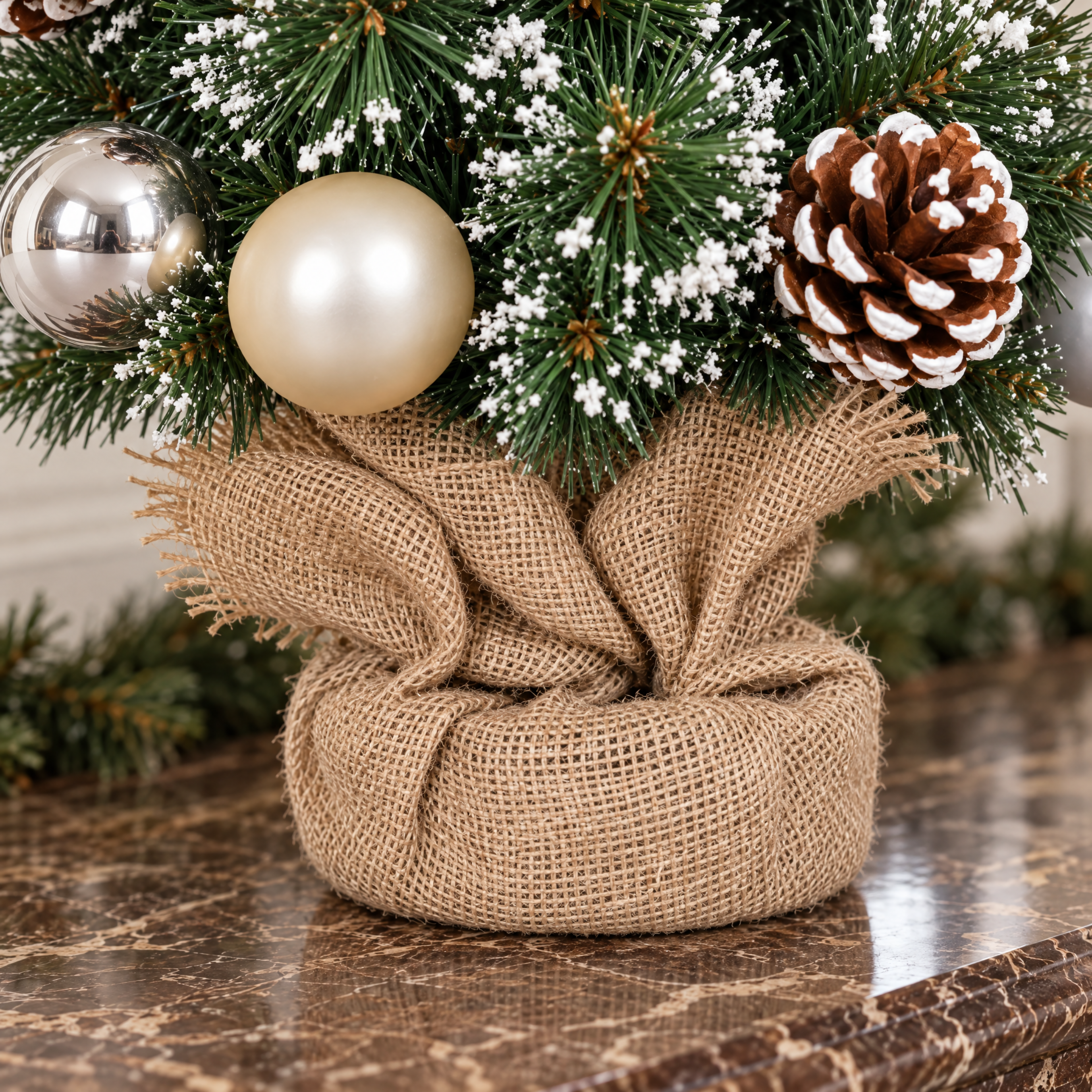 Détail de la base en toile de jute du sapin de Noël artificiel décoré vert 60 cm
