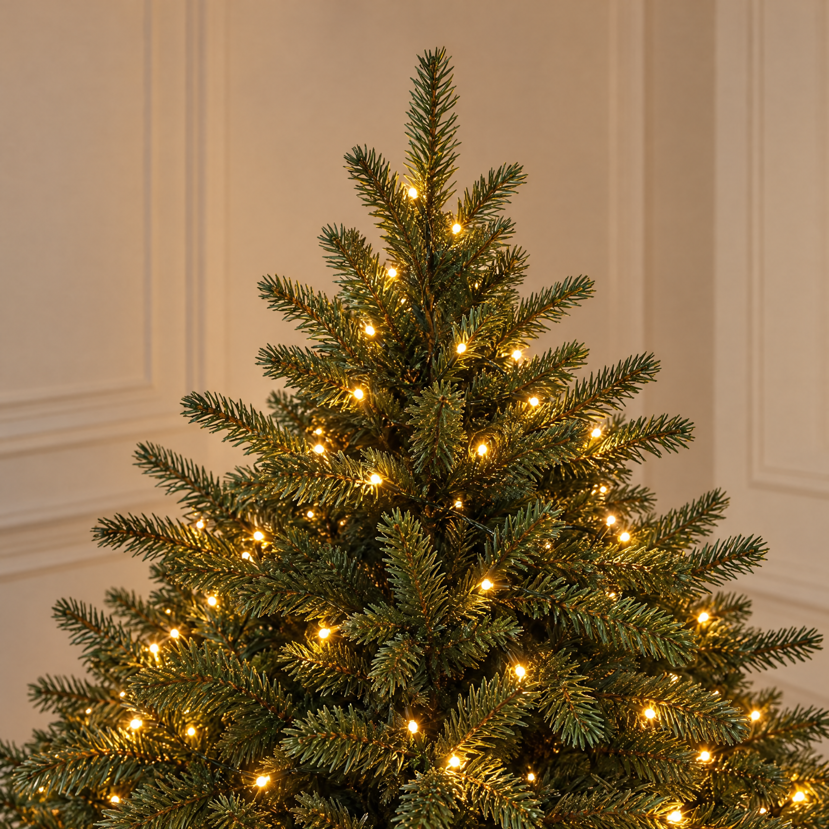 Vue rapprochée du feuillage vert très dense du sapin Fluffy 180 cm éclairé par ses LED blanc chaud