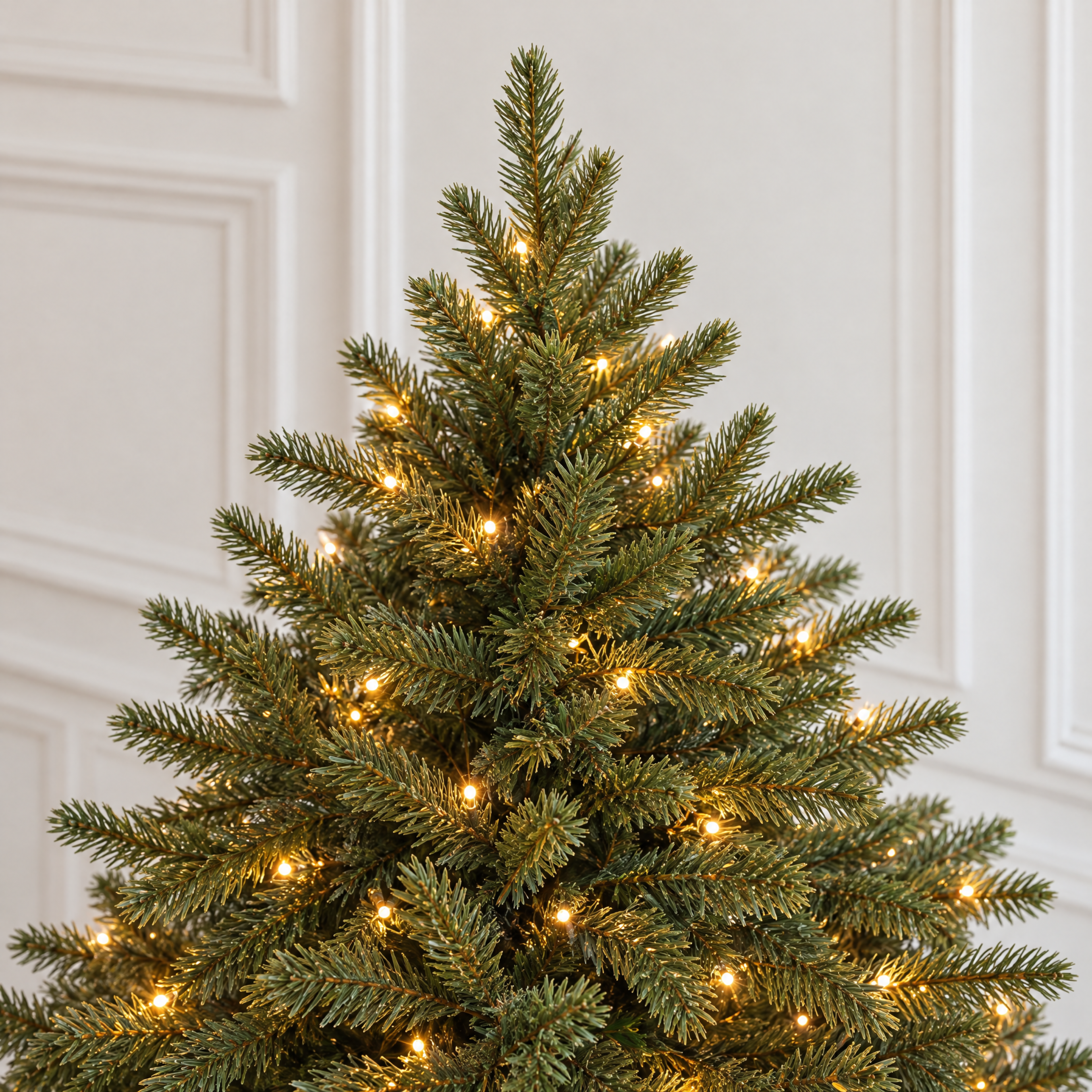 Vue rapprochée du feuillage vert très dense du sapin Fluffy 250 cm éclairé par ses LED blanc chaud