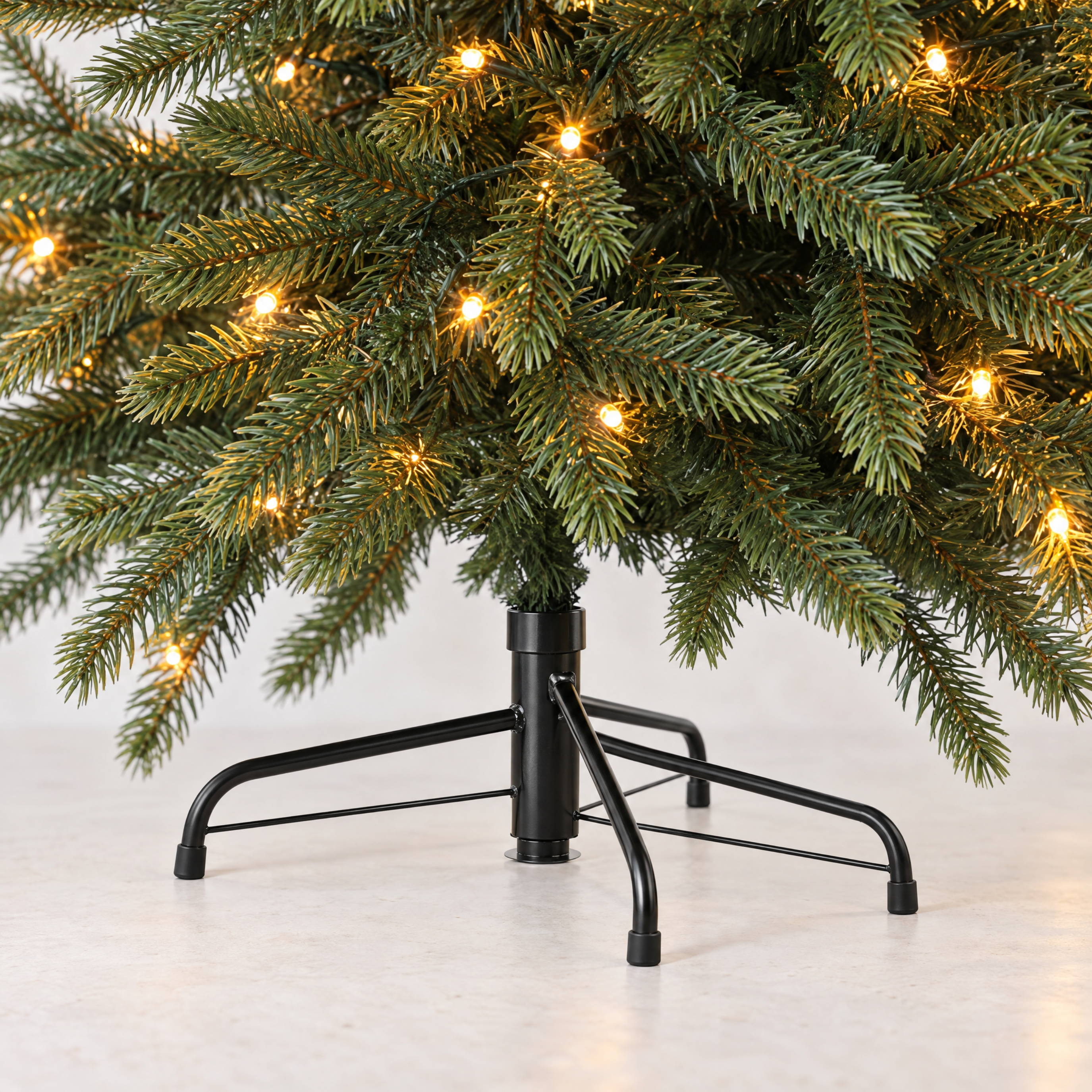 Détail du socle métallique noir du sapin de Noël artificiel lumineux Fluffy vert 250 cm