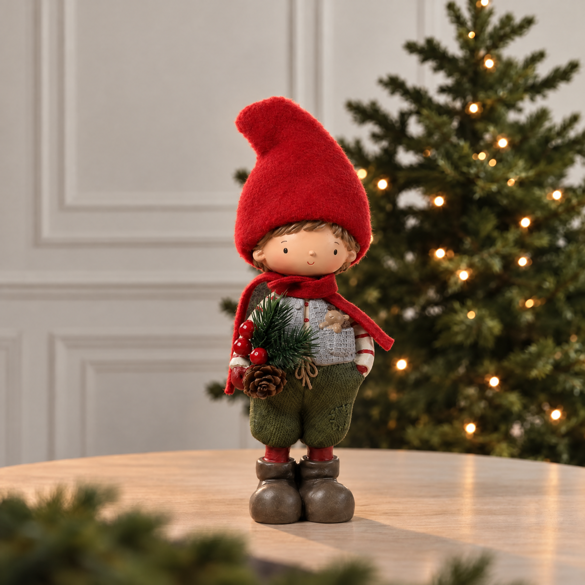 Figurine de Noël Garçon Pin Enchanté 22 cm rouge en polyrésine, décoration de Noël à poser, photo d'ambiance, Sia Deco