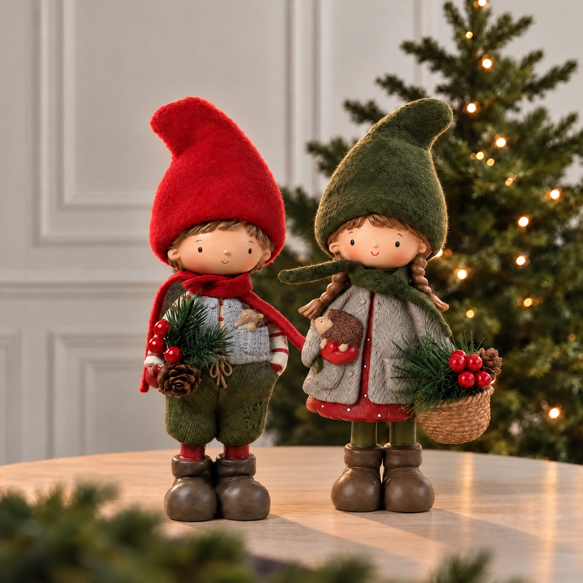 Figurine de Noël Garçon Pin Enchanté 22 cm rouge en polyrésine, décoration de Noël à poser, vue de détail, Sia Deco