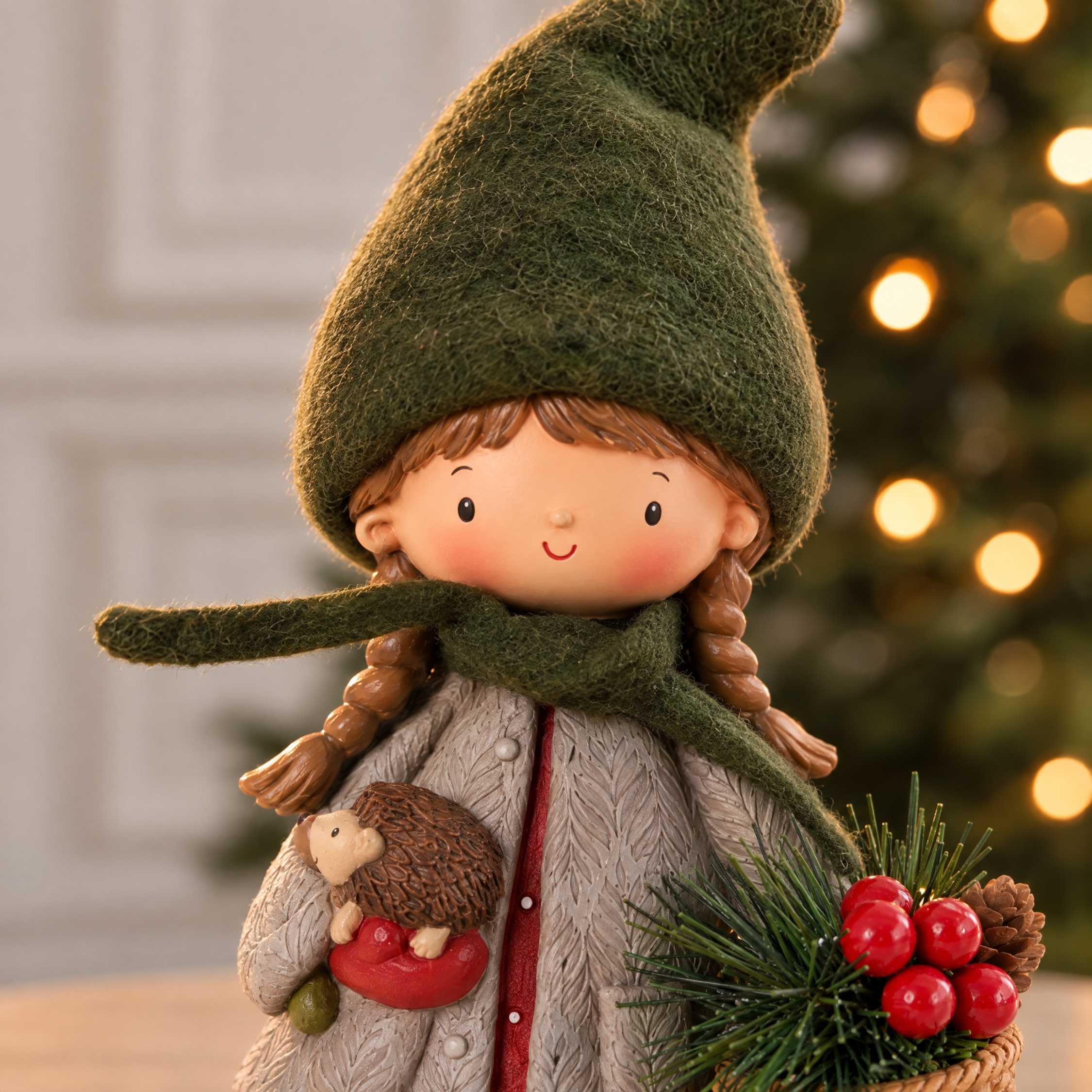 Figurine de Noël Fillette Pin Enchanté 22 cm rouge en polyrésine, décoration de Noël à poser, focus produit, Sia Deco