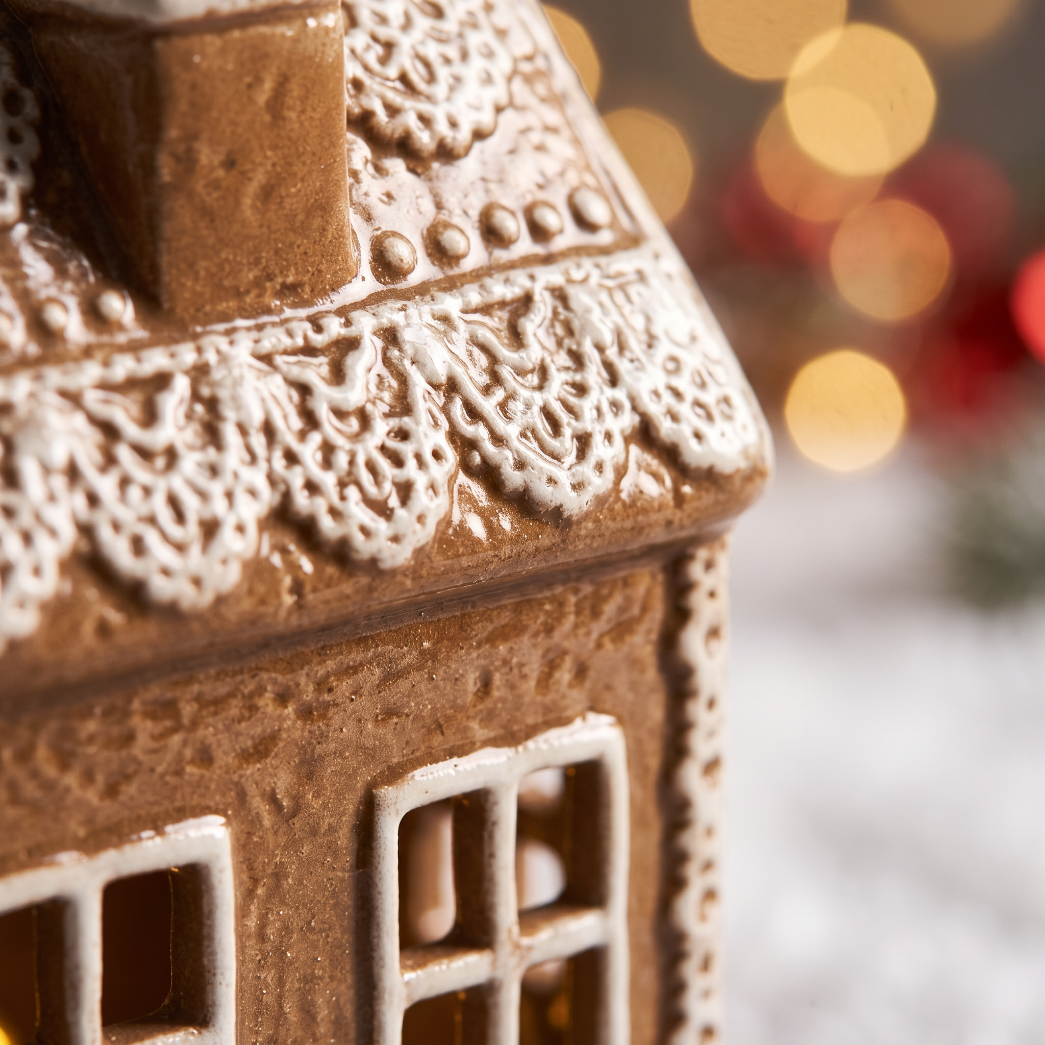 Détail du glaçage blanc en relief et des fenêtres ajourées du Chalet de Noël Ginger en céramique