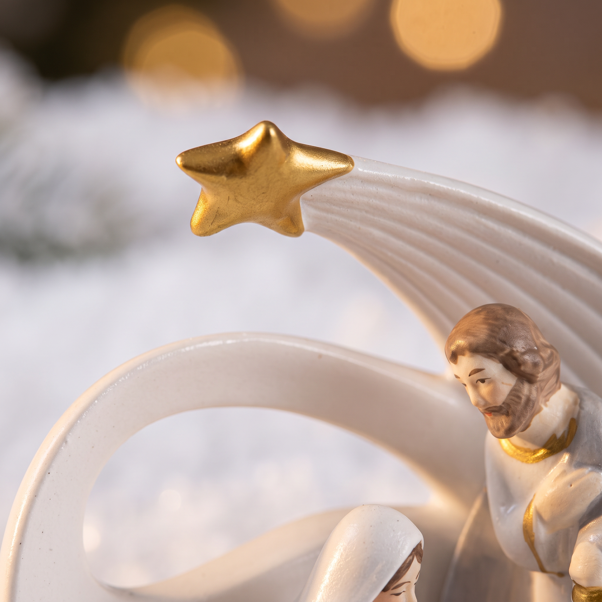 Détail de la porcelaine blanche émaillée et des finitions dorées de la Crèche de Noël Bethléem
