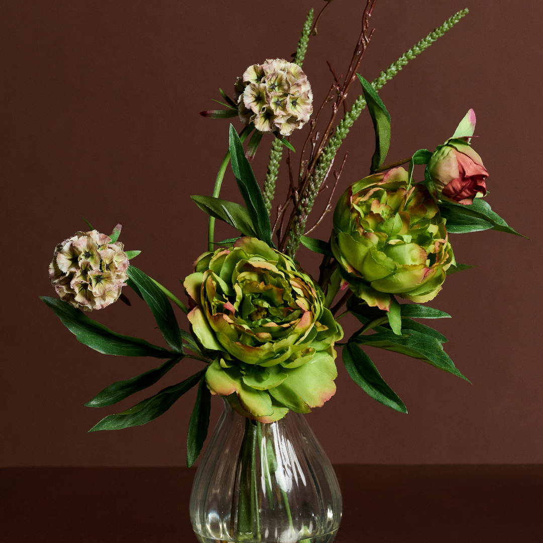 Composition florale artificielle de scabieuses et pivoines vertes automne vase verre transparent