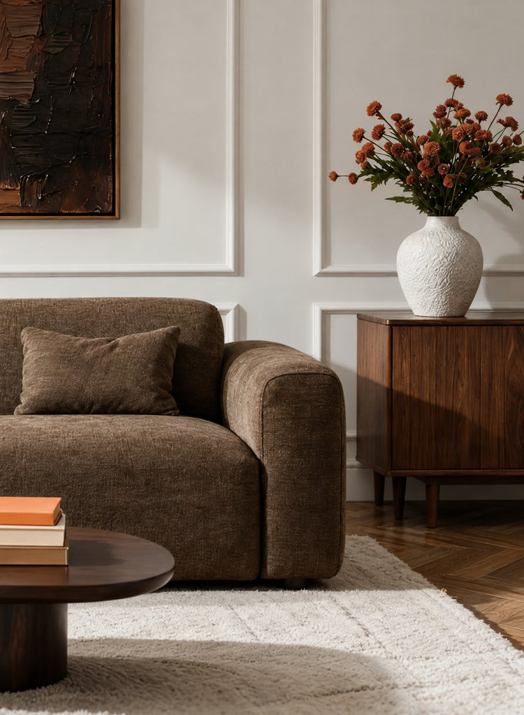 Salon d'automne avec fauteuil marron et bouquet
